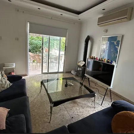 Three Bedroom Family House Дом отдыха Лимасол